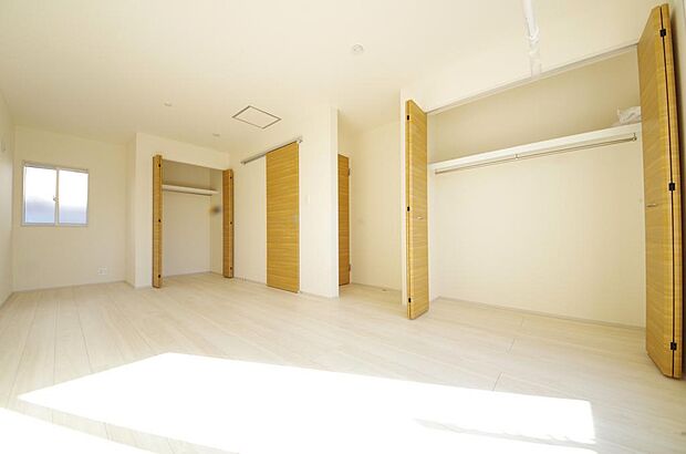 木の質感が優しい床材と豊富な収納が特徴的な、心に温かさを感じる内装です。