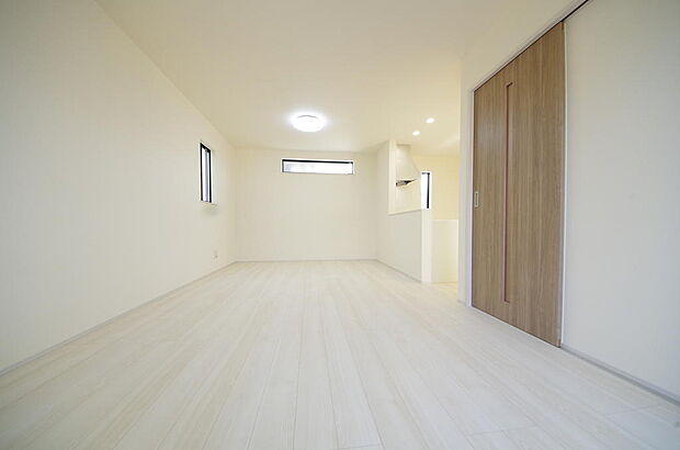 明るい陽光が差し込み開放的なリビング ダイニングを演出し、ゆとりある空間はご満足いただけます。