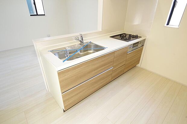 キッチンには耐久性が高く、お手入れも簡単で人工大理石トップを採用して、キッチンを優雅に演出しました。