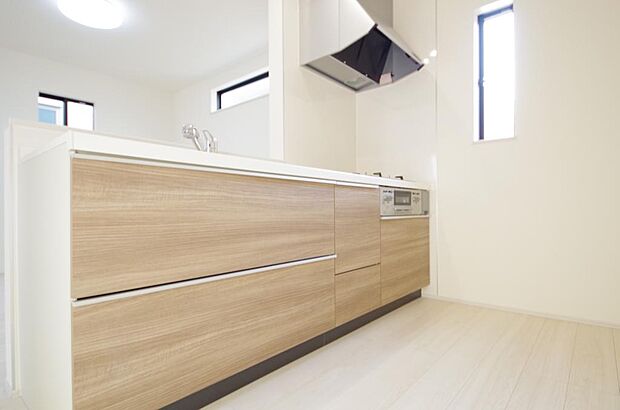 リビング ダイニング全体が見渡せるキッチンは、リビングのお子様の様子を見守りながら家事ができます。