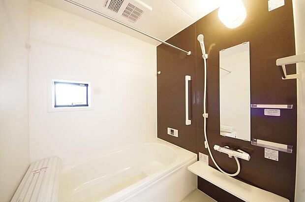 心地よい入浴タイムを追求した大きな浴槽とアクセントパネルで、より高級感が演出されます。