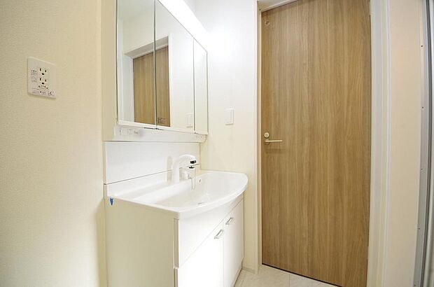 家族全員で利用するパブリックスペースとなりますので、鏡周りの収納ですっきり洗面台がご利用いただけます