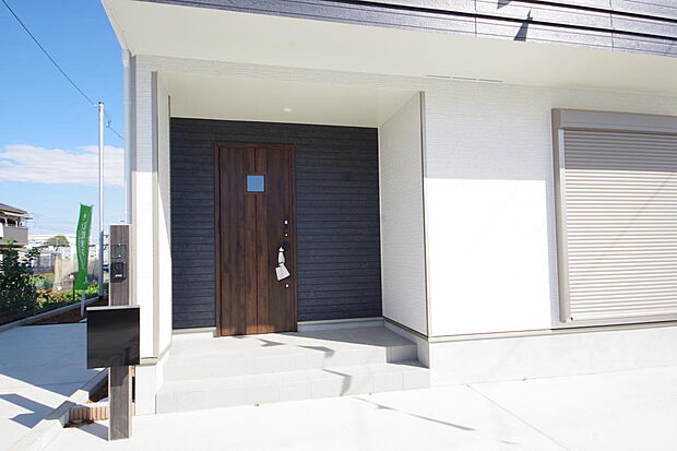 玄関はいわばその邸宅の顔です。だからこそ、迎賓のためにしつらえを細部まで施しました。