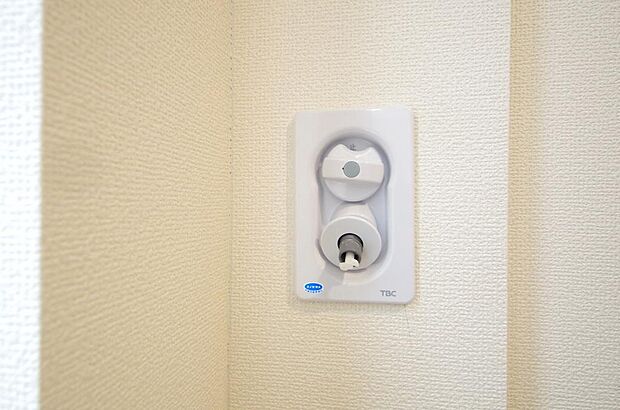 洗濯機用の給水口には蛇口ではなく、全自動洗濯機が設置できる専用の給水口が設置されております。