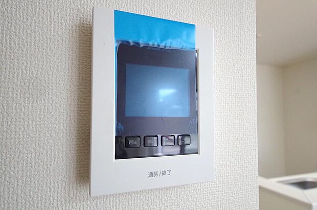 来訪者を映像と音声で確認可能なので、煩わしいセールスにも住戸内で対話可能です。