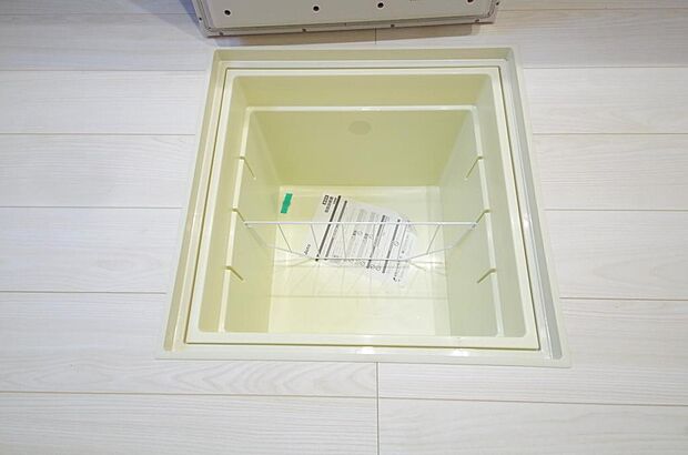 ミネラルウォーター、缶詰、非常食のストックに便利です。空間を有効に利用した収納です。