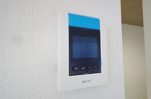 来訪者を映像と音声で確認可能なので、煩わしいセールスにも住戸内で対話可能です。