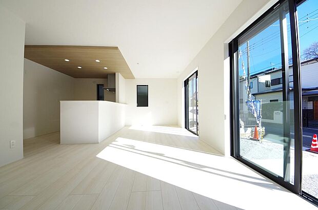 明るい陽光が差し込み開放的なリビング ダイニングを演出し、ゆとりある空間はご満足いただけます。