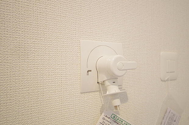 洗濯機用の給水口には蛇口ではなく、全自動洗濯機が設置できる専用の給水口が設置されております。