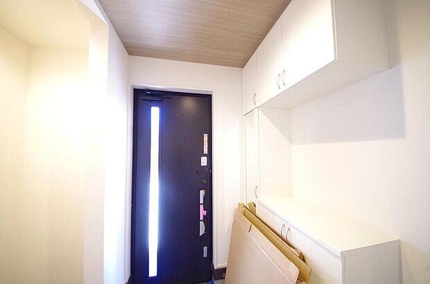 棚板が多く、沢山のの靴が収納可能。棚板は稼働可能ですのでブーツやヒールの高い靴も収納でき便利です。