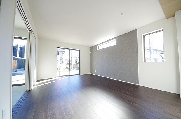 明るい陽光が差し込み開放的なリビング ダイニングを演出し、ゆとりある空間はご満足いただけます。