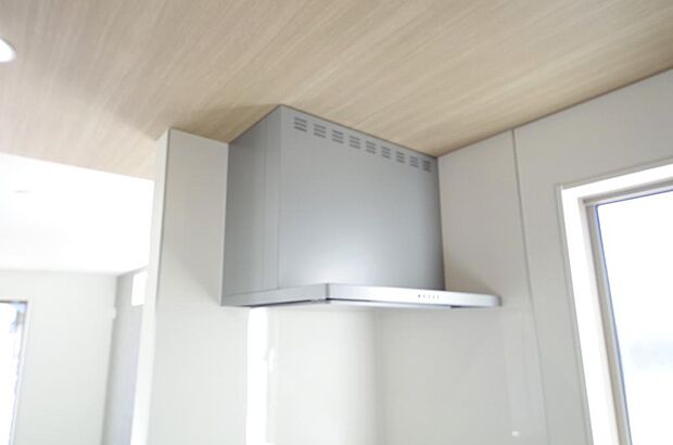 キッチン上部には、ブーツ型の照明付きのレンジフードが標準装備されております。