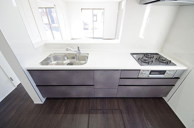 キッチンには耐久性が高く、お手入れも簡単で人工大理石トップを採用して、キッチンを優雅に演出しました。