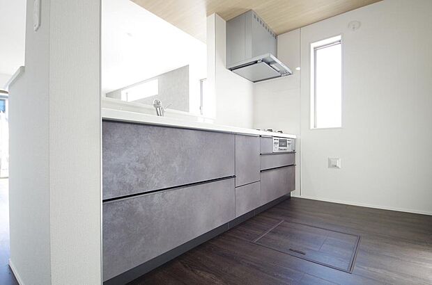 収納豊富で、日々のお料理から後片付けまで快適に、はかどるキッチンです。