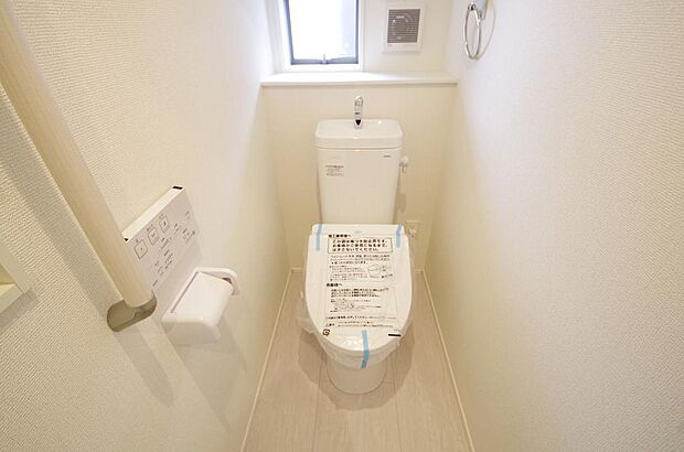 少ない水を有効に使って、汚れも効率よく洗浄します。便器は奥までふちのない掃除がしやすい形状です。