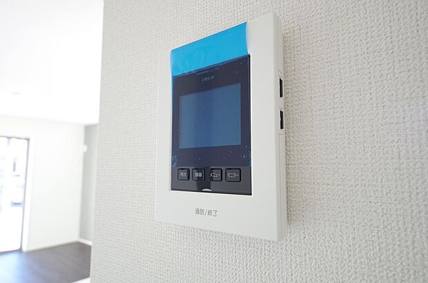 来訪者を映像と音声で確認可能なので、煩わしいセールスにも住戸内で対話可能です。