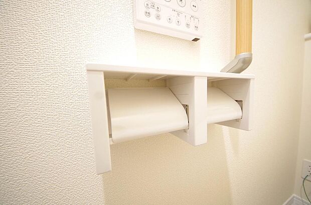 トイレ内のペーパーホルダーは、しっかりとした押さえ付き横型ダブルホルダーが標準装備されています。