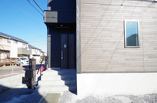 玄関はいわばその邸宅の顔です。だからこそ、迎賓のためにしつらえを細部まで施しました。