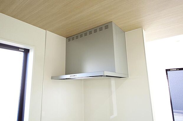 キッチン上部には、ブーツ型の照明付きのレンジフードが標準装備されております。