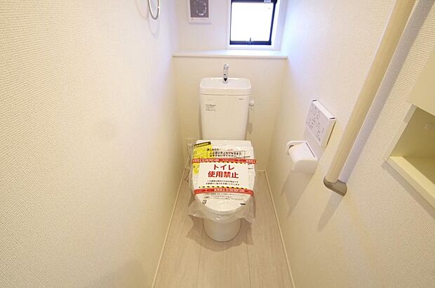 少ない水を有効に使って、汚れも効率よく洗浄します。便器は奥までふちのない掃除がしやすい形状です。