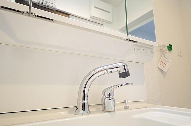 洗面台の給水口はホースが伸びるので朝シャン出来ます。シングルレバーでお湯の温度も楽々調整出来ます。