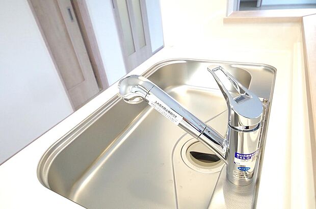 レバー操作一つで水量、温度も調節可能です。また、蛇口には浄水カートリッジも内蔵可能です。