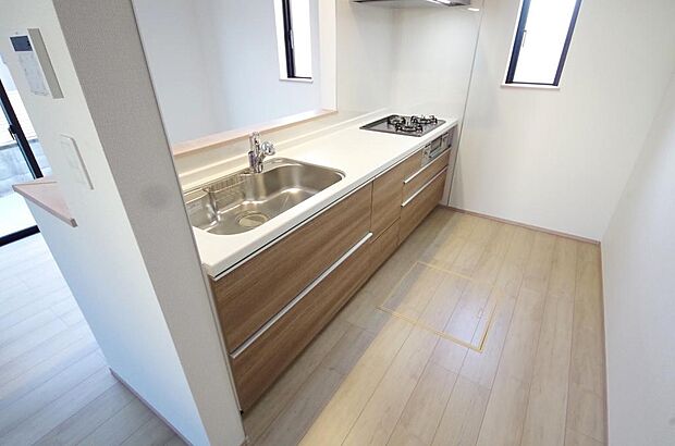 キッチンには耐久性が高く、お手入れも簡単で人工大理石トップを採用して、キッチンを優雅に演出しました。