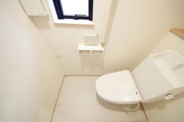 少ない水を有効に使って、汚れも効率よく洗浄します。便器は奥までふちのない掃除がしやすい形状です。