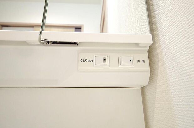 洗面台には、照明とコンセントが標準装備されております。コンセントの容量は1300Wまで大丈夫です。