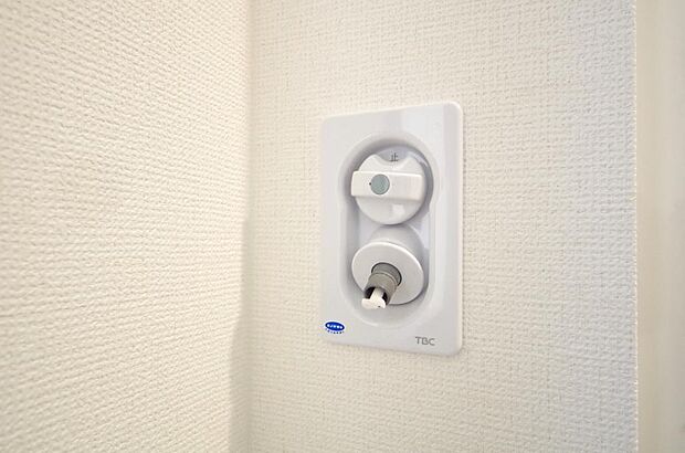 洗濯機用の給水口には蛇口ではなく、全自動洗濯機が設置できる専用の給水口が設置されております。