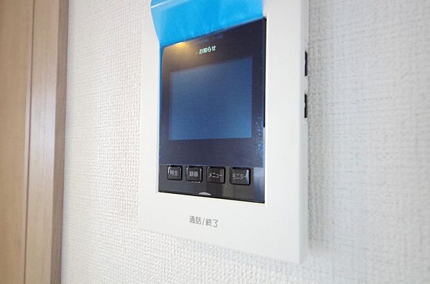 来訪者を映像と音声で確認可能なので、煩わしいセールスにも住戸内で対話可能です。