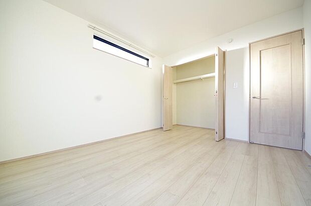 木の質感が優しい床材と豊富な収納が特徴的な、心に温かさを感じる内装です。
