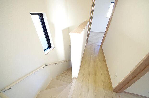 階段には手すりを標準装備することで、お子様やご高齢者の安全性にも配慮しております。