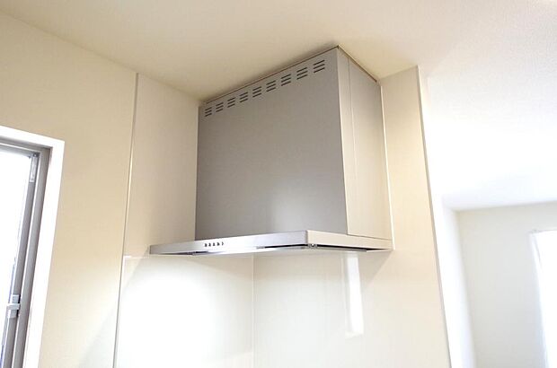 キッチン上部には、ブーツ型の照明付きのレンジフードが標準装備されております。