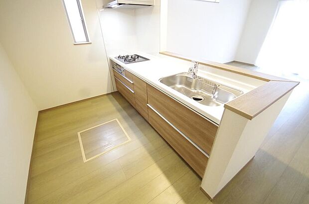 キッチンには耐久性が高く、お手入れも簡単で人工大理石トップを採用して、キッチンを優雅に演出しました。