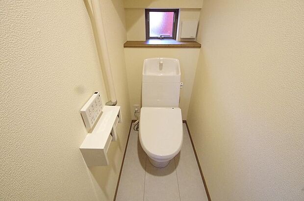 少ない水を有効に使って、汚れも効率よく洗浄します。便器は奥までふちのない掃除がしやすい形状です。