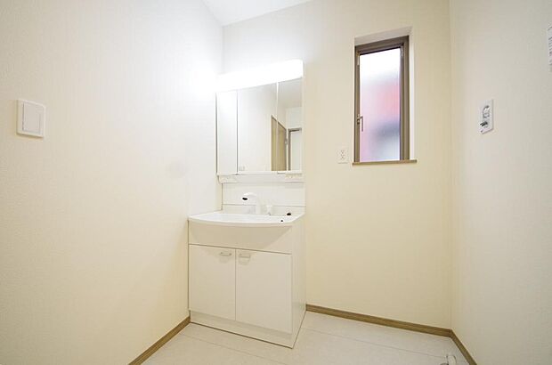 家族全員で利用するパブリックスペースとなりますので、鏡周りの収納ですっきり洗面台がご利用いただけます