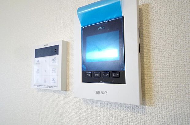 来訪者を映像と音声で確認可能なので、煩わしいセールスにも住戸内で対話可能です。