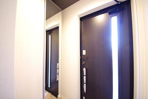 棚板が多く、沢山のの靴が収納可能。棚板は稼働可能ですのでブーツやヒールの高い靴も収納でき便利です。