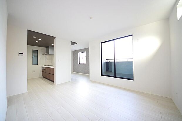 明るい陽光が差し込み開放的なリビング　ダイニングを演出し、ゆとりある空間はご満足いただけます。