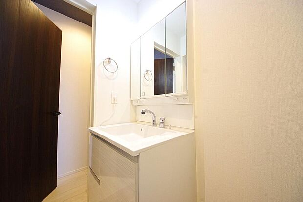 家族全員で利用するパブリックスペースとなりますので、鏡周りの収納ですっきり洗面台がご利用いただけます