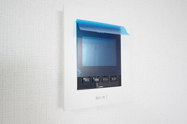 来訪者を映像と音声で確認可能なので、煩わしいセールスにも住戸内で対話可能です。