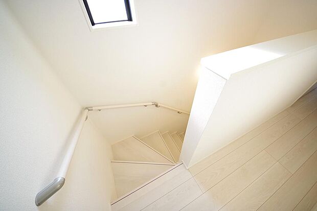 階段には手すりを標準装備することで、お子様やご高齢者の安全性にも配慮しております。
