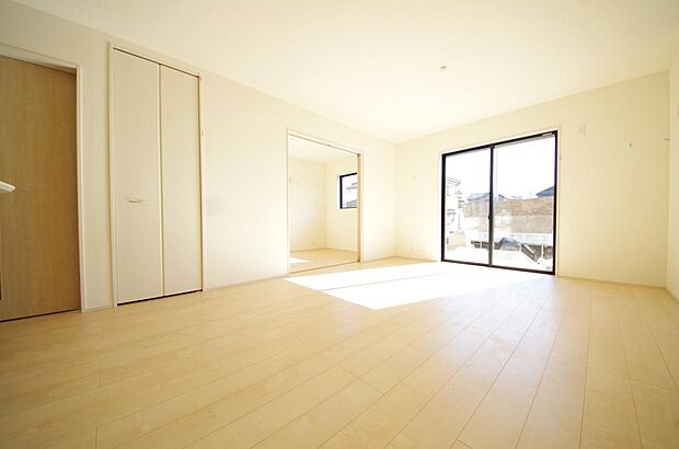 明るい陽光が差し込み開放的なリビング　ダイニングを演出し、ゆとりある空間はご満足いただけます。