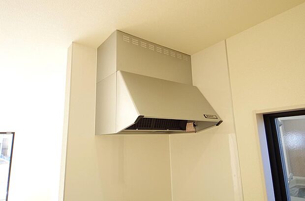 キッチン上部には、ブーツ型の照明付きのレンジフードが標準装備されております。