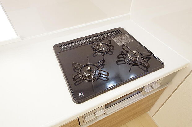 三ツ口コンロはＳｉセンサーが組み込まれています。長時間の使用の際にセンサーが自動でストップします。