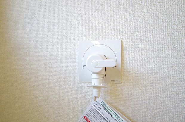 洗濯機用の給水口には蛇口ではなく、全自動洗濯機が設置できる専用の給水口が設置されております。