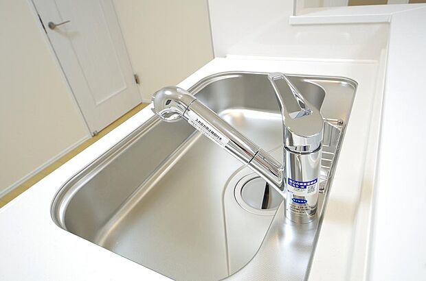 レバー操作一つで水量、温度も調節可能です。また、蛇口には浄水カートリッジも内蔵可能です。