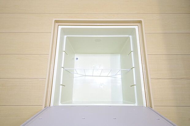 ミネラルウォーター、缶詰、非常食のストックに便利です。空間を有効に利用した収納です。
