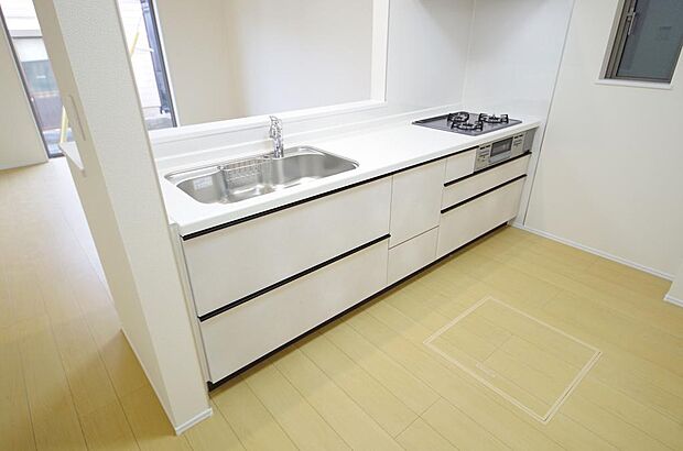 キッチンには耐久性が高く、お手入れも簡単で人工大理石トップを採用して、キッチンを優雅に演出しました。